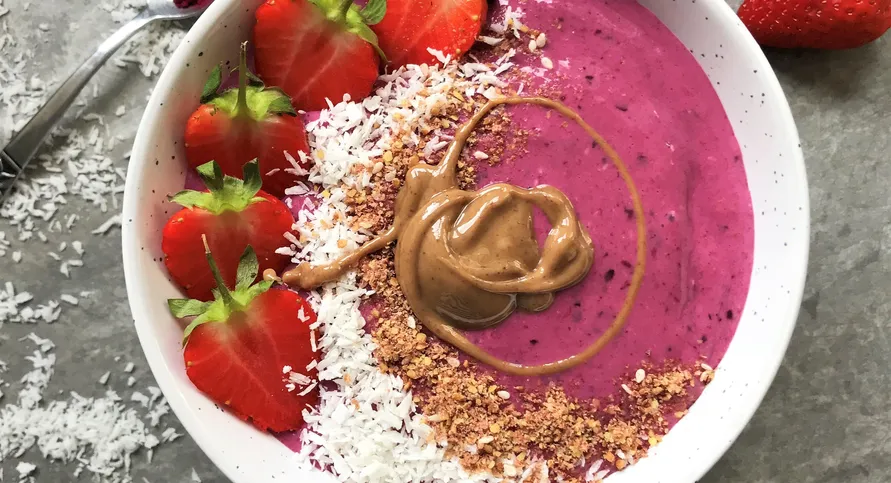 Forest berry smoothie bowl vegan