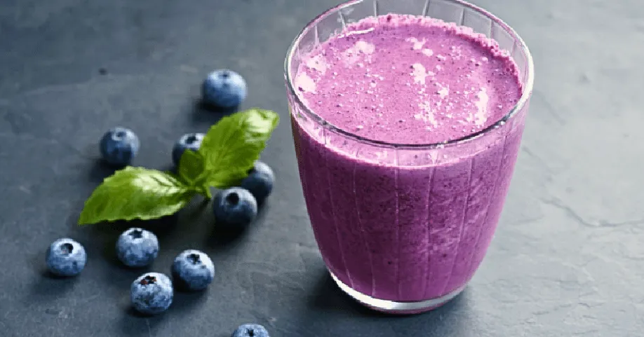 Triple berry breakfast smoothie low calorie